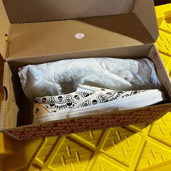 Vans Black and White Classic Slip-On Box - Picture 2 of 6